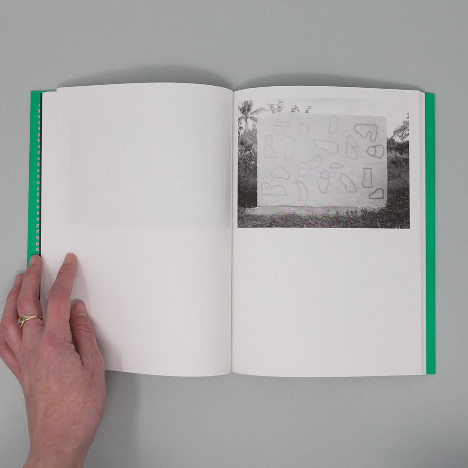 Buiding a wall - A book by Roméo Julien – Image 7